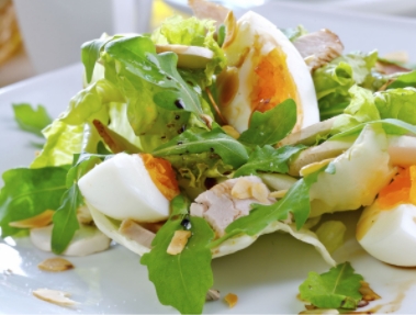 Ensalada Cèsar (lechuga, croutons, parmesano, salsa césar y pollo)